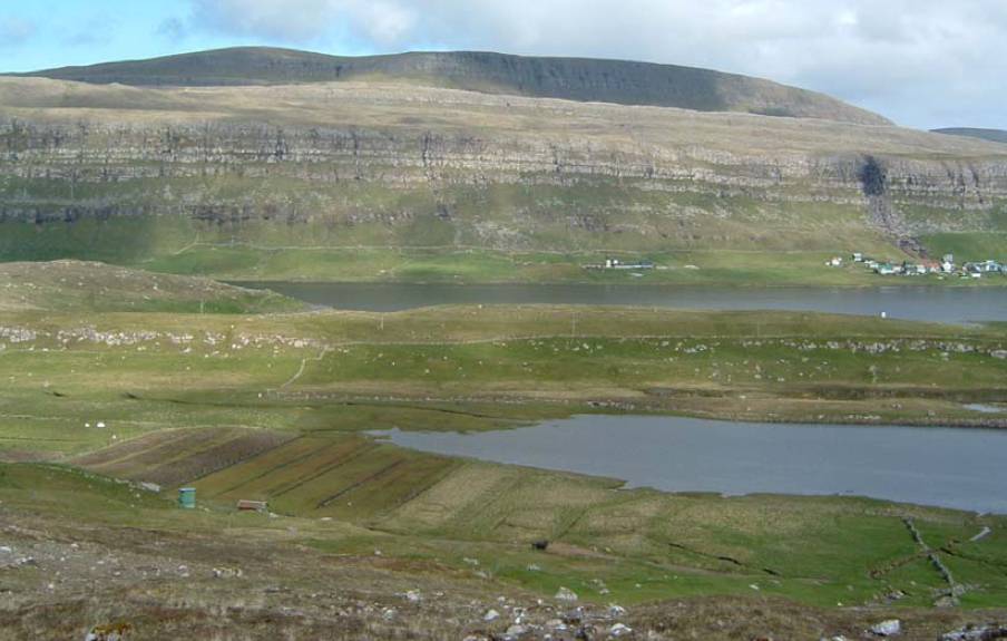 Photograph looking east across Gróthúsvatn and Sandsvatn to the Í Trødum