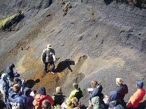 Vulcanologist Ármann showing tefra layers to exchange students at the University of Iceland